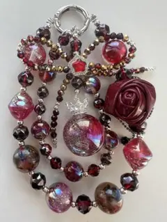 スマホストラップ 大玉ビーズ 赤 バラ レザー調 上品