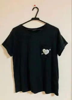 Vネック 黒Tシャツ 胸ハートロゴ Lのサムネイル