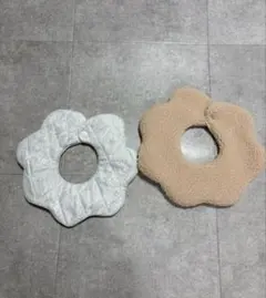 ハンドメイド花型スタイ2点セット（ホワイト・ベージュ）