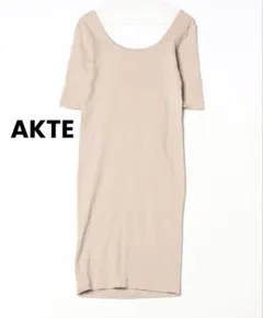 【AKTE】Uネック・膝丈ワンピースのサムネイル