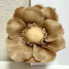 コサージュ　花　ヘアアクセサリー　髪飾り　ベージュ