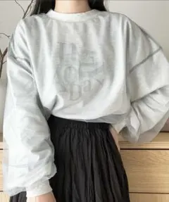 チュールレイヤード箔プリント袖ボリューム裏毛ロゴスウェット