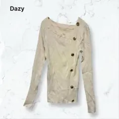 k0076 Dazy リブニット トップス クリーム L 変形ネック 金ボタン