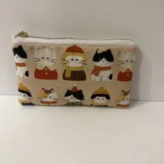 あったか冬コーデのネコたちの癒しミニポーチ