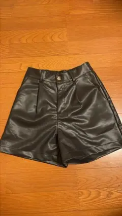 黒 合成皮革 ショートパンツ