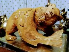 特大.クマと魚の木製彫刻.横幅３５センチ位