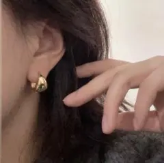 ゴールド色　フープピアス　幅太め