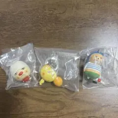 でこぼこフレンズ めじるしアクセサリー くいしんボン、たまご王子、はなはなマロン
