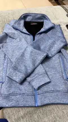 青いスウェットジップアップジャケット