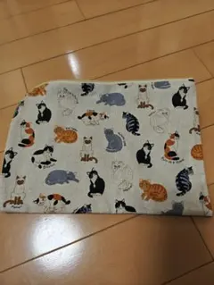 猫柄の布製ポーチ