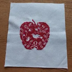 クロスステッチ 刺繍 りんご 鳥 ハンドメイドのサムネイル