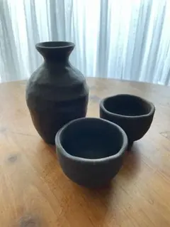 黒い陶器製酒器セット 徳利とおちょこ2個付き