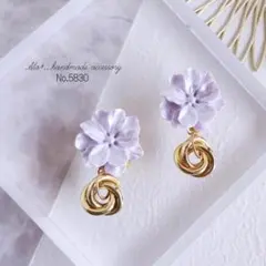 No.5830　ライトパープルフラワーゴールド3連　ピアス/イヤリング