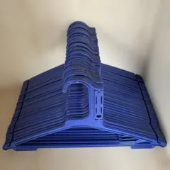 青いプラスチック衣類ハンガーセット