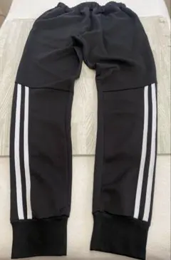 黒のジャージパンツ サイドストライプ