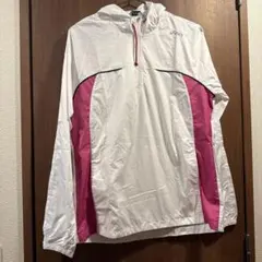 アシックスのホワイトとピンクのウインドブレーカー