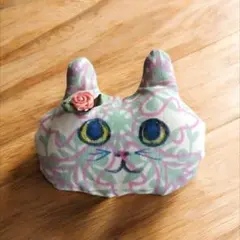 猫の顔 ブローチ 布製 花飾り付き　ハンドメイド