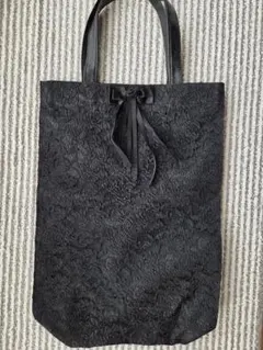 レース模様の黒トートバッグ