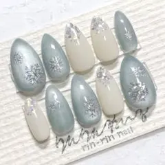 くすみブルーグレー雪水光マグネットニュアンスネイル韓国 ちゅるん 冬 アイボリー