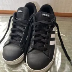 adidas ブラック ホワイト スニーカー