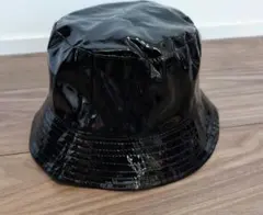 黒い光沢バケットハット