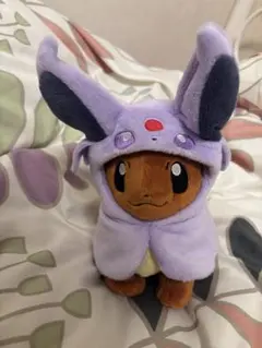 ポケモン ブラッキーのポンチョを着たイーブイ ぬいぐるみ ブラッキー