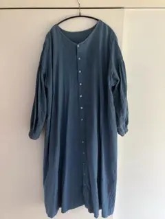 【nest Robe】ボタン付き青色ロングワンピース
