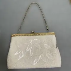 昭和レトロ　刺繍ビーズのホワイト クラッチバッグ