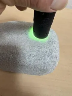 ミャンマー本翡翠　約2066g 光の浸透は全体に周りが黒っぽいのでら見ずらいです ミャンマー本翡翠 約2066g 光の浸透は全体に表面が黒っぽいのでら見ず