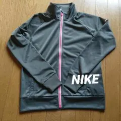 NIKE、グレーにピンクのトレーニングジャケット