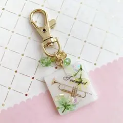 【3419】トランペット スクエア型キーホルダー 2色のユーフォルビア入り