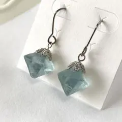 ブルーフローライト ＊ ブルーグリーン 八面体 ピアス｜シルバー ステンレスのサムネイル