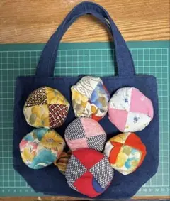 パッチワークデザインのハンドバッグとお手玉