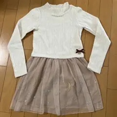 オフホワイトとくすみピンクのワンピース 星と月の刺繍付き