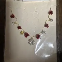 赤いバラとクリスタルのネックレス，ピアス