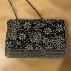 ビーズ装飾の黒いクラッチバッグ