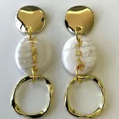 6428 メタルプレートと金箔つきホワイトとストライプチャーム、フーブのピアス