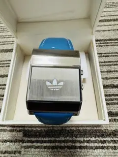 【希少】adidas スクエア型 腕時計 青のサムネイル