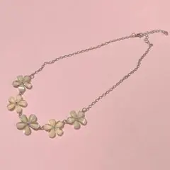 earth ネックレス ゴールド ライトグリーン ピンクベージュ 花モチーフのサムネイル