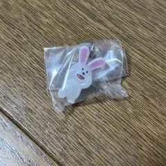 たべっ子どうぶつ　ガシャポン　めじるしアクセサリー　ウサギ