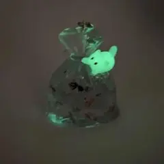 金魚袋　メダカ　白猫　チャーム　置物