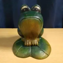 木製　カエルの置物 　葉の上　1個