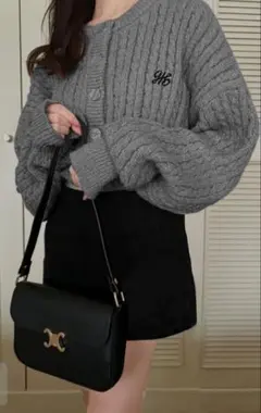 ロゴ刺繍ケーブルニットショート丈カーディガン