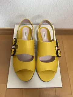 【美品】カルヴェンCARVEN サンダル 35インチのサムネイル