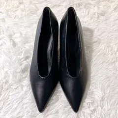 BEAUTY&YOUTH Vカット レザーポインテッドパンプス 黒 24.5cmのサムネイル