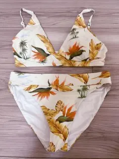 【美品】一度着用のみ　トロピカル柄 セパレート水着 ビキニ