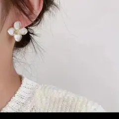 ピアス レディース お花 フラワー 白 ホワイト 両耳 華やか デート 大きめ