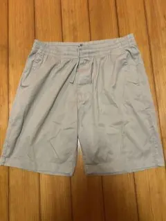 ベージュ ショートパンツ