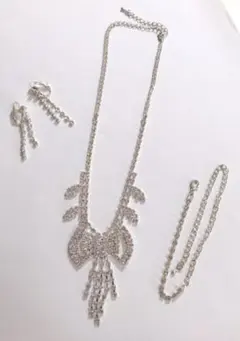 リボンデザインのネックレス、イヤリングのセット ブライダルウェディングパーティ