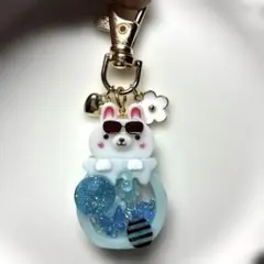 サングラスをしたウサギのチャームシャカシャカキーホルダー